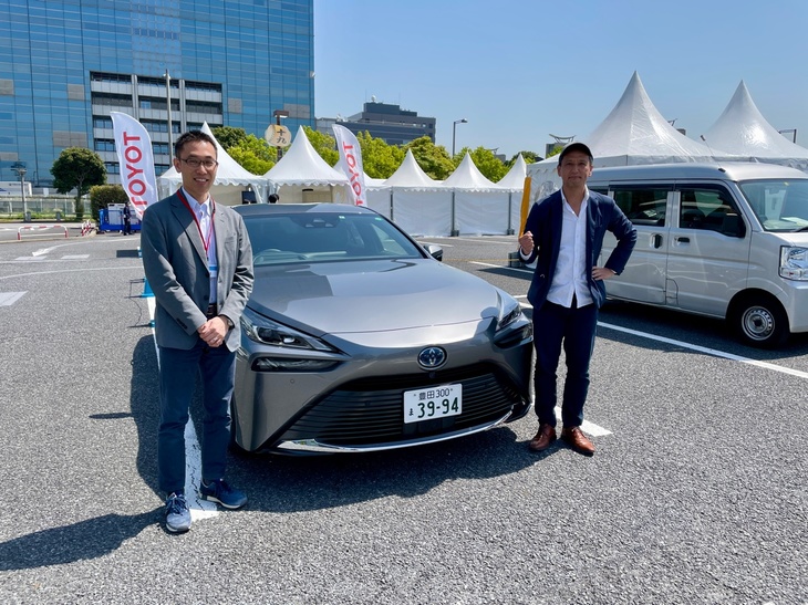 「トヨタチームメイト」の開発を担当した川崎智哉さん（写真左）を直撃！ あれこれ聞き出してみた。