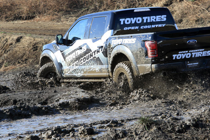 コースにはダート路面に深い水たまり、ワダチに足を取られるよう泥濘路面、トラクションが大きく変化する凹凸路など、さまざまなエリアが用意されていた。