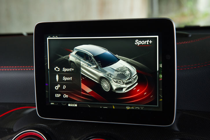 「AMGダイナミックセレクト」では、「コンフォート」「スポーツ」「スポーツ＋」「レース」、そしてエンジンやトランスミッションなどを個別に設定できる「インディビジュアル」から走行モードを選べる。