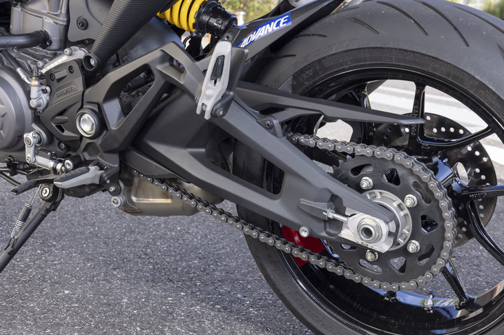 リアには新型「ムルティストラーダV4」と同じ製法でつくられる、アルミ製のスイングアームを採用。ここでも1.6kgの軽量化を実現している。