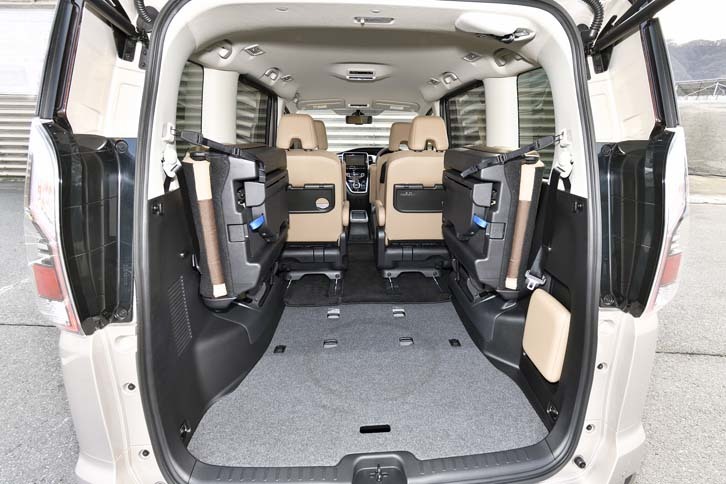 ラゲッジルームの使い勝手は、ノーマルの「セレナ」と同様。3列目シートは左右に跳ね上げて格納する。