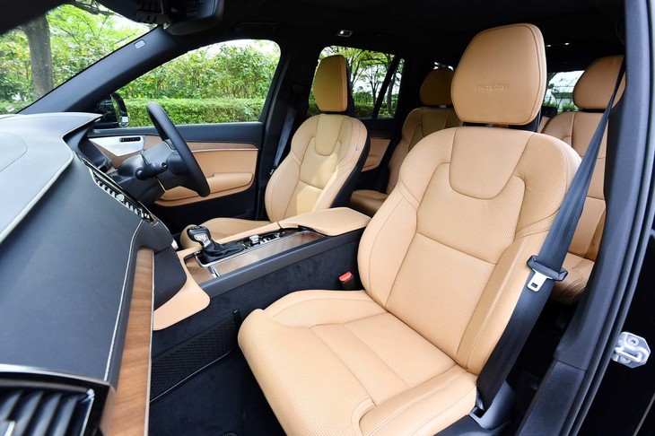 「インスクリプション」グレードの前席には、シートヒーターに加えてベンチレーション機能とマッサージ機能が備わる。