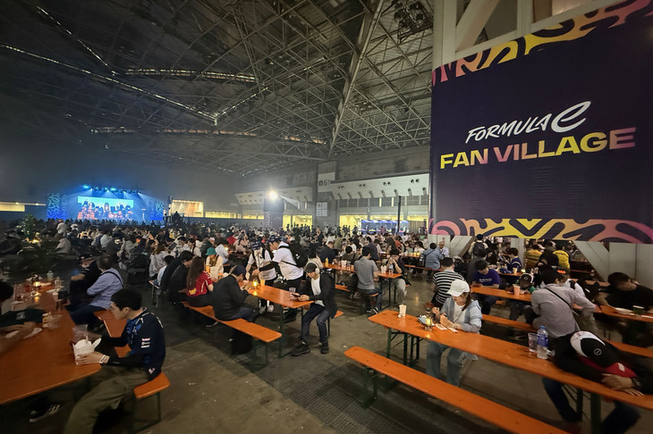 東京ビッグサイトの東4～6ホールに設けられたファンビレッジと呼ばれるエリア。レース開催の両日は、飲食スペースやゲームを楽しめるブース、公式グッズを扱ったショップも大行列だった。大人だけでなく子供も楽しめるアクティビティーが充実しているのもフォーミュラEの特徴である。