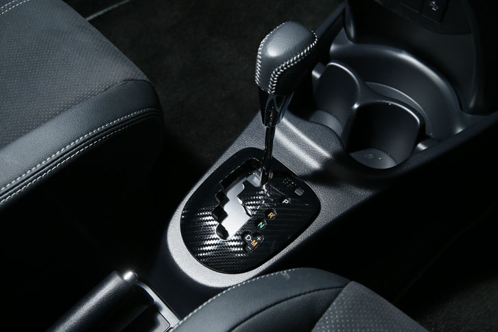 ディンプル加工が施された本革を使用した、シフトレバー。シフトゲートを囲むパネルは、カーボン調になっている。