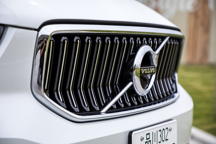 ボルボXC40 T4 AWDインスクリプション