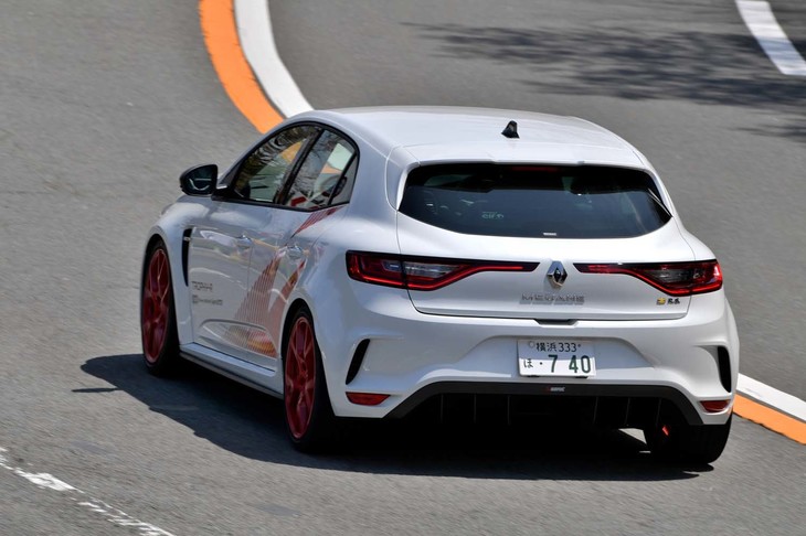 
	

	【ルノー・メガーヌ ルノースポール トロフィーR（カーボンセラミックパック装着車）のスペック】
	ボディーサイズ：全長×全幅×全高＝4410×1875×1435mm／ホイールベース：2670mm／車重：1320kg／駆動方式：FF／エンジン：1.8リッター直4 DOHC 16バルブ ターボ／トランスミッション：6段MT／最高出力：300PS（221kW）/6000rpm／最大トルク：400N・m（40.8kgf・m）/3200rpm／タイヤ：（前）245/35R19 93Y XL／（後）245/35R19 93Y XL（ブリヂストン・ポテンザS007 R.S.）／燃費：--km/リッター／価格：949万円
	
	【取材時の燃費データ】
	テスト距離： 191.3km（市街地1：高速道路7：山岳路2）／使用燃料：20.9リッター（ハイオクガソリン）／参考燃費：9.2km/リッター（満タン法）／10.6リッター/100km（約9.4km/リッター）（車載燃費計計測値）
	