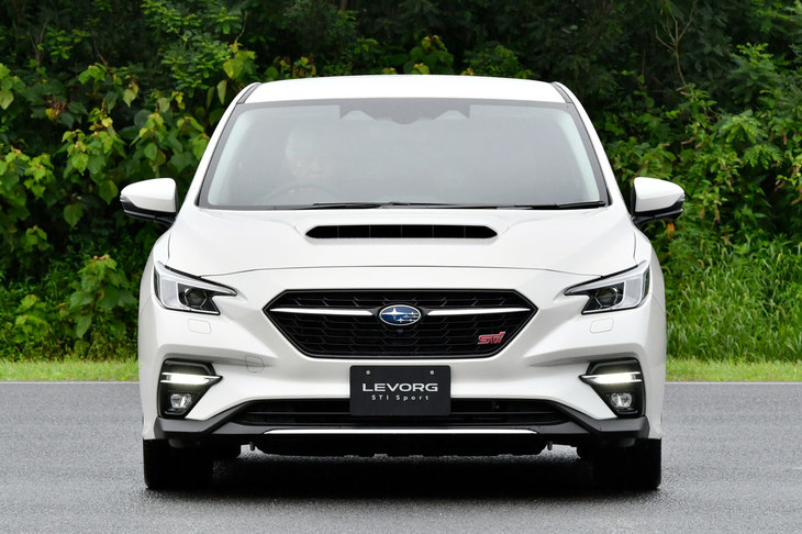 「レヴォーグSTI Sport EX」のフロントビュー。C字型のランプの意匠や六角形の“ヘキサゴングリル”などは、今日のスバル車に共通する特徴だ。