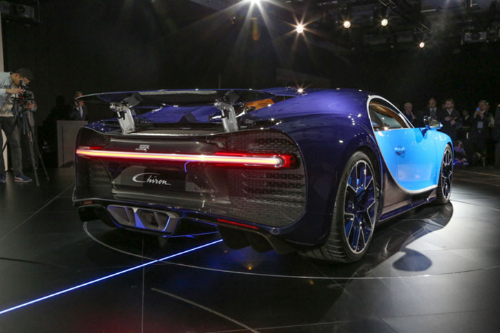 「シロン」のリアビュー。8リッターW16クワトロターボエンジンの最高出力は1500psに達し、最高速は420km/hを豪語する。