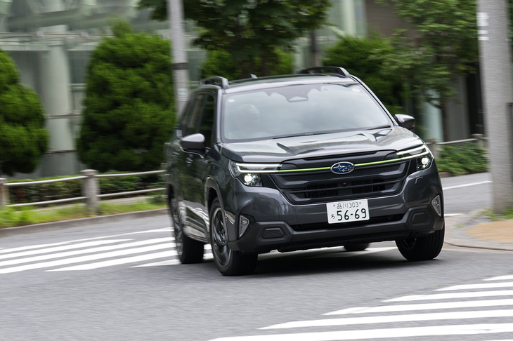 トヨタ式をベースに、水平対向エンジンを縦置きするスバルの都合に合わせてハイブリッドシステムを独自に開発。リアアクスルにはプロペラシャフトを介して動力を伝達する。