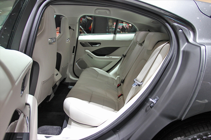 ジャガーIペース（リアシート）