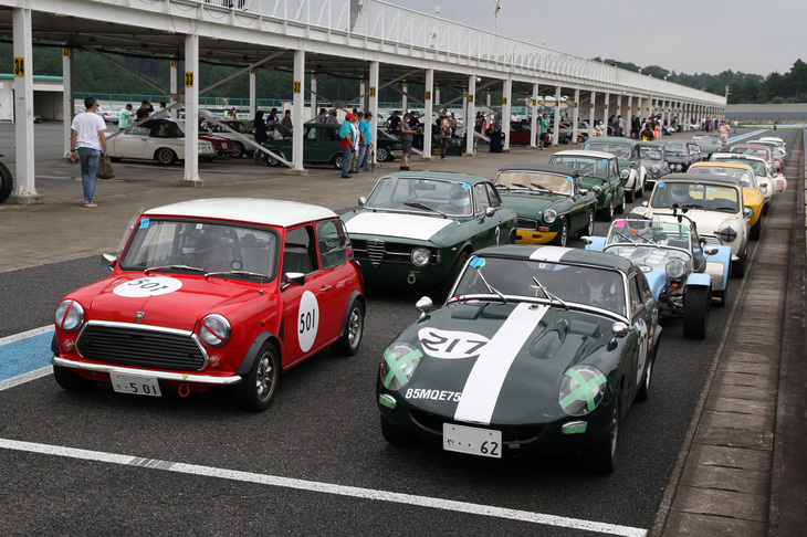 ビギナーズクラスであるクラブマンズカップ決勝のコースインを待つ21台（マシントラブルなどによって決勝に出走しない車両もあるため、エントリーとは台数が異なる）の出走車両。