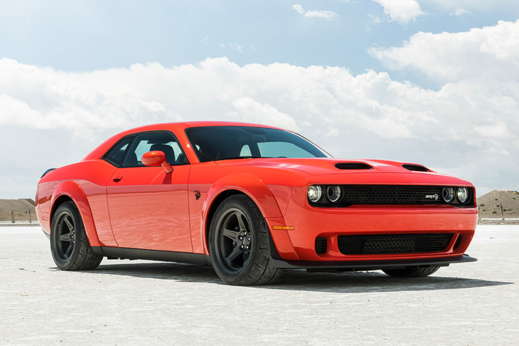 2024年のステランティスは、在庫削減の措置に加え、ダッジの先代「チャージャー」や「チャレンジャー」（写真）、「クライスラー300」、ジープの先代「チェロキー」や「レネゲード」の終売により、販売が低迷。販売奨励金や保証コストの増加により、利益も大幅にダウンした。