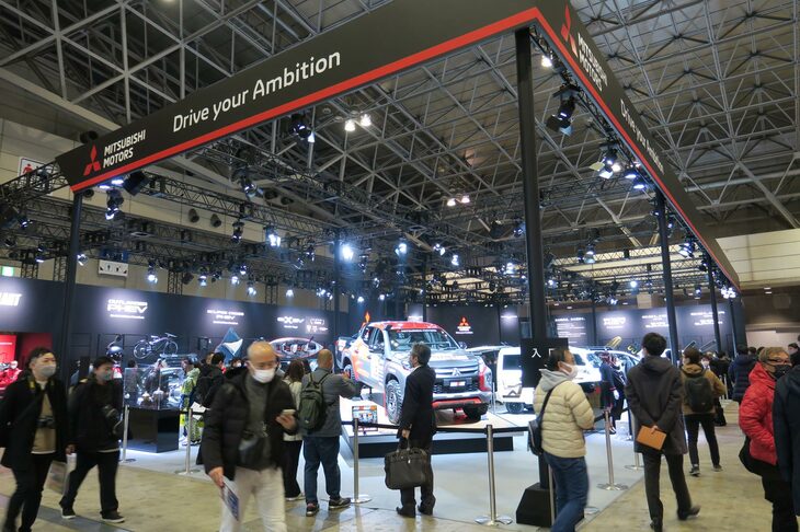 「東京オートサロン2023」の三菱ブースの様子。