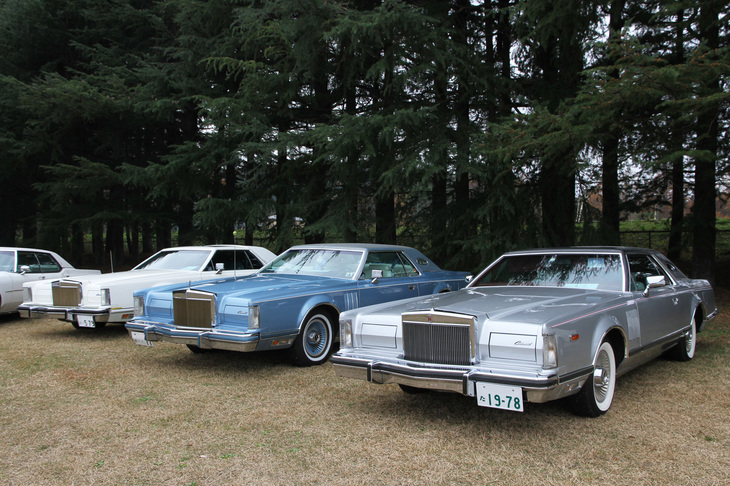 「キャデラック・エルドラド」のライバルだった「リンカーン・コンチネンタルMkV」。年式は左から1979年、77年、78年。ボディーはエルドラドよりさらに長く5.8m超だが、V8エンジンはダウンサイズされて6.6リッターが標準。ただし排ガス規制の厳しいカリフォルニア以外の州では先代にあたる「MkIV」に標準だった7.5リッターを選ぶこともできた。
