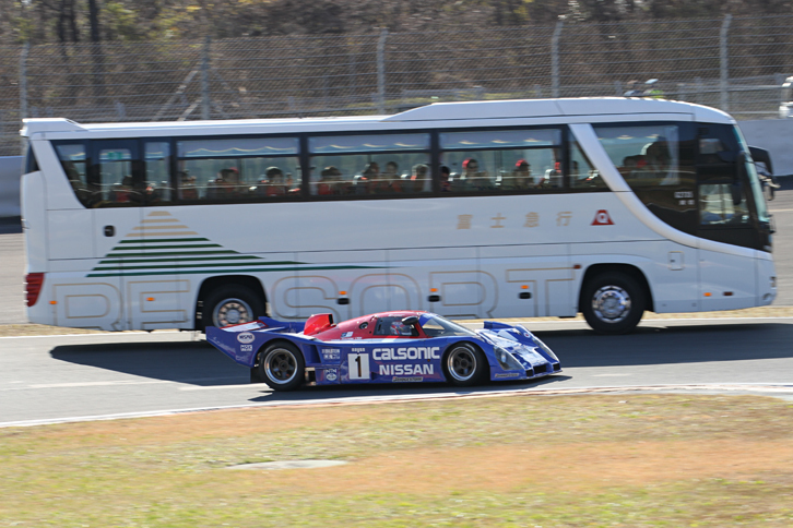 フルコースでは恒例のレーシングカー同乗走行、プロドライバーがドライブするNISMOロードカーに乗るサーキットタクシー、およびバスから走行するマシンを眺めるサーキットサファリも実施された。