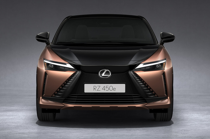 内燃機関車ほど積極的な冷却を必要としないBEVのため、レクサスのアイコンだったスピンドルはグリルからボディーへと進化。それを強調するスタイルのツートンボディーカラーも設定される。