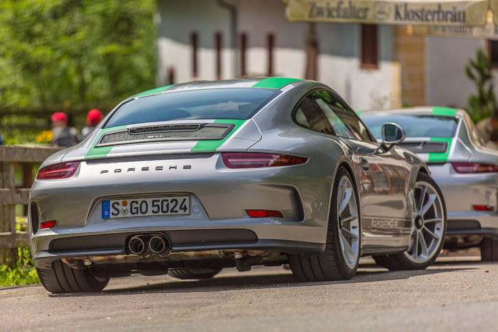 
	日本では2016年3月に予約受け付けが開始された「ポルシェ911R」。世界限定991台で販売される。
	