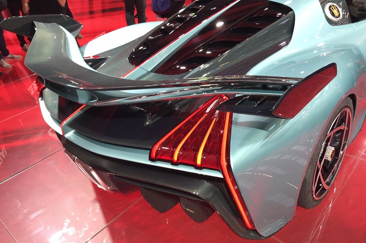 紅旗S9（リアのウイングとランプ類）