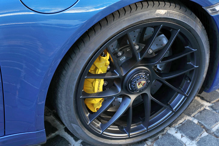 テスト車「911タルガ4S GTS」のセンターロック式ホイール。その奥に、セラミックコンポジットブレーキが見える。