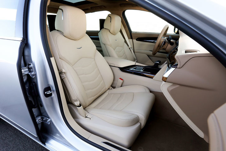 「CT6プラチナム」のフロントシートには、20ウェイの電動調整機能のほか、マッサージ機能、シートヒーター、ベンチレーテッド機能が備わる。