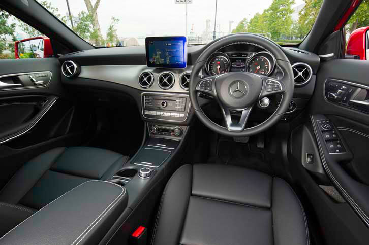 インテリアはブラックを基調に、ブロック加工が施されたアルミをトリムに用いたスポーティーな仕立て。