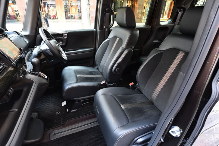 助手席は、後席の子どもを直接ケアできる距離まで後方にスライドできる。