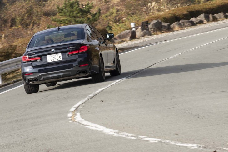 足まわりは「セダン」が全グレードで前後コイルスプリングを採用するのに対し、「ツーリング」は全モデルでリアのみエアスプリングを装備する。