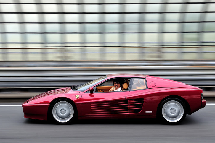 
	参考までに、筆者がかつて乗っていた「フェラーリ512TR」。流麗なエアインテークのフィンが外観上の特徴。（写真＝池之平昌信）

	 

	 
	