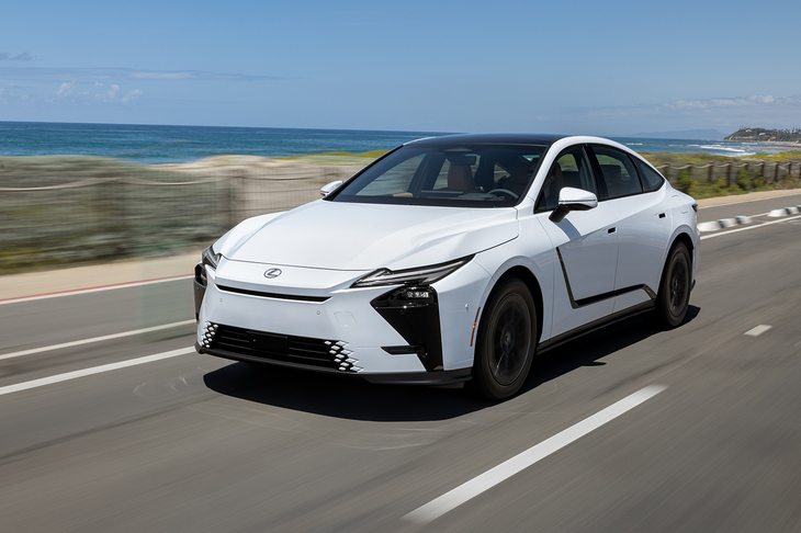 新型「レクサスES」が世界初披露されたのは2025年の上海モーターショーでのこと。日本では2026年6月に発売される予定だ。