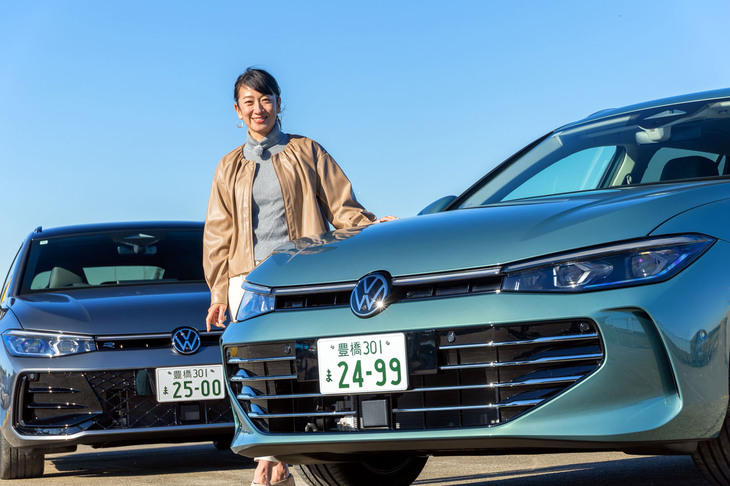 今回、新型「パサート」に試乗したのはモータージャーナリストの藤島知子さん。クルマは上陸して間もない、2タイプのマイルドハイブリッドモデル「eTSIエレガンス」（写真手前）と「eTSI Rライン」（同奥）だ。