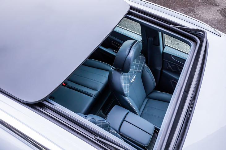 シェード付きの巨大なガラス製電動パノラマサンルーフを標準で装備。2分割された前半分のみが可動する。ガラスの面積は1.35平方メートルにも及ぶ。