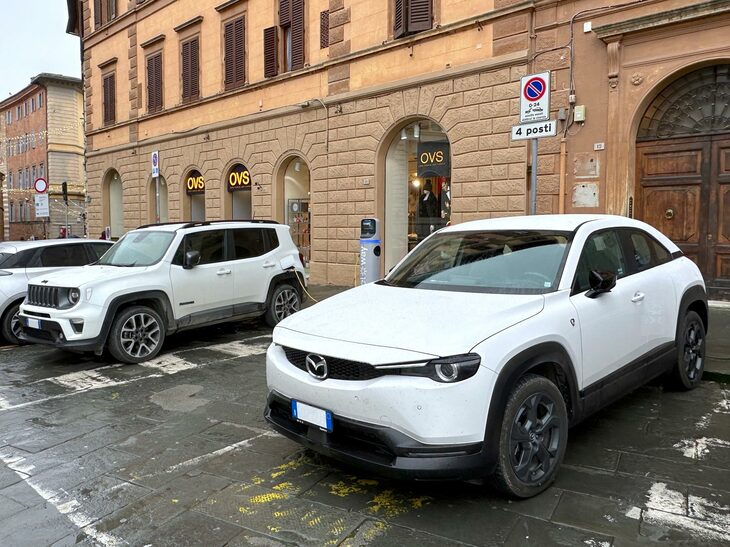 これは珍しい「マツダMX-30」。シエナ旧市街の電気自動車充電ステーションで2024年12月撮影。
