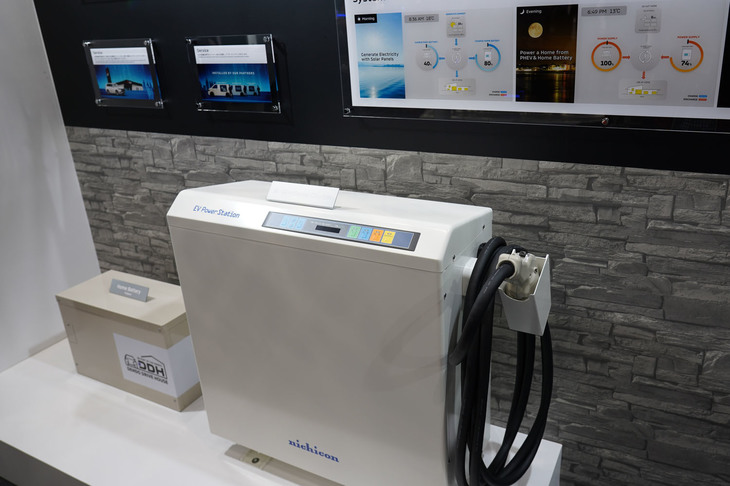 V2Hサービス「電動ドライブハウス」に用いられるEVパワーステーション（写真右）と家庭用バッテリー（同左）。