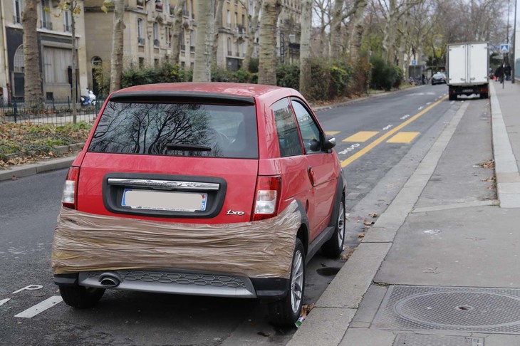 リアバンパーも同様に粘着テープで支えられていた。