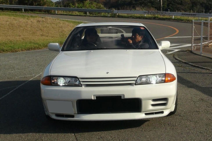 R32型「日産スカイラインGT-R」のフロントビュー。