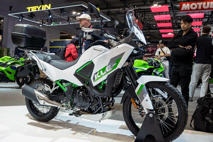 日本メーカーではカワサキも新型車を出展。前回の「EICMA 2024」で、謎のボックスに「Life’s a Rally. Ride it KLE EST.1991」のコピーを掲げ、箱からオフロードバイクらしい車体の一部が見える……というプロモーションを行った彼らは、EICMA前にそのプロダクションモデルである「KLE500」を発表。EICMAのブースに展示していた。排気量500ccの並列2気筒エンジンを搭載する、ミドルアドベンチャーだ。