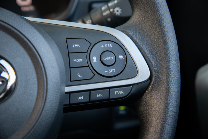 「G」グレードには全車速対応型のアダプティブクルーズコントロールや、レーンキープアシスト、アダプティブドライビングビームなどが標準装備される。