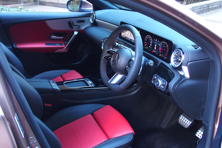 メルセデス・ベンツA200d（インストゥルメントパネル）