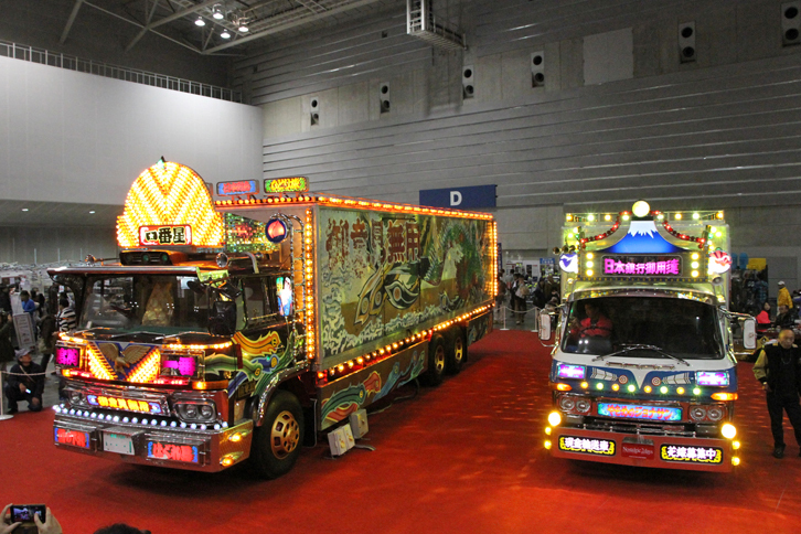 特別展示された2台のデコトラ。左は70年代にヒットした東映映画『トラック野郎』シリーズで、主演の故・菅原文太が駆った一番星号（三菱ふそうFシリーズ）のホンモノをレストアした個体。右はこちらも亡くなった愛川欽也が演じた相棒役が乗るジョナサン号（三菱ふそうT640）のレプリカ。