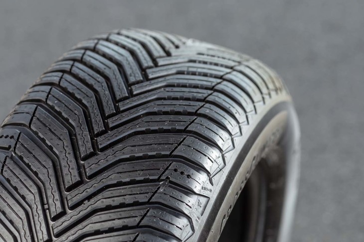 従来品よりも大きく切れ込んだ、「新Vシェイプトレッドパターン」と呼ばれるV字型の形状は「クロスクライメート2」最大の特徴。この溝が優れた排水・排雪性能に貢献する。