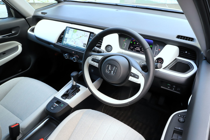 「ホーム」の内装色はソフトグレー（写真）とブラックの2種類。ダッシュボードなどには、手触りのよいプライムスムース（合皮）が用いられている。