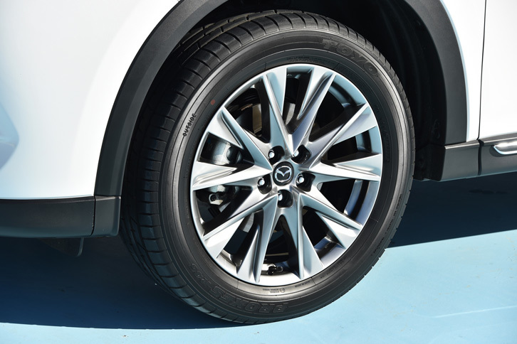 高輝度塗装が施された「XD Lパッケージ」専用の19インチアルミホイール。試乗車は「トーヨー・プロクセスR46」タイヤを装着していた。