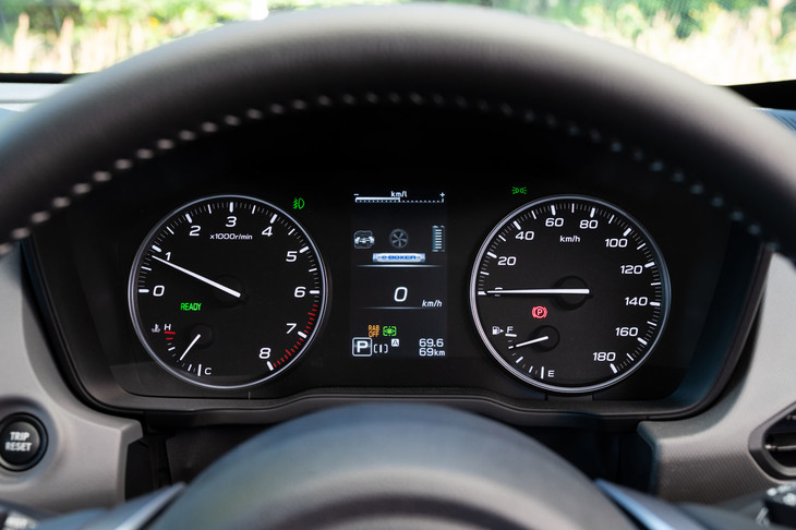 計器類は、アナログ指針のホワイトルミネセントメーターと4.2インチインフォメーションディスプレイの組み合わせとなる。