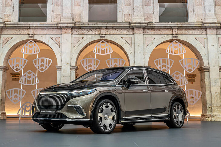 メルセデス・マイバッハEQS SUV：価格は 20万ユーロ（約3100万円）以上、市場投入時期は2023年。最高出力484kW（658PS）と最大トルク950N・mを発生するマイバッハバージョンは、「EQS SUV」の最もパワフルな派生モデルである。マイバッハSUVは特にキャビン後方が豪華で、メルセデスはそれを「ラウンジ」と呼んでいる。