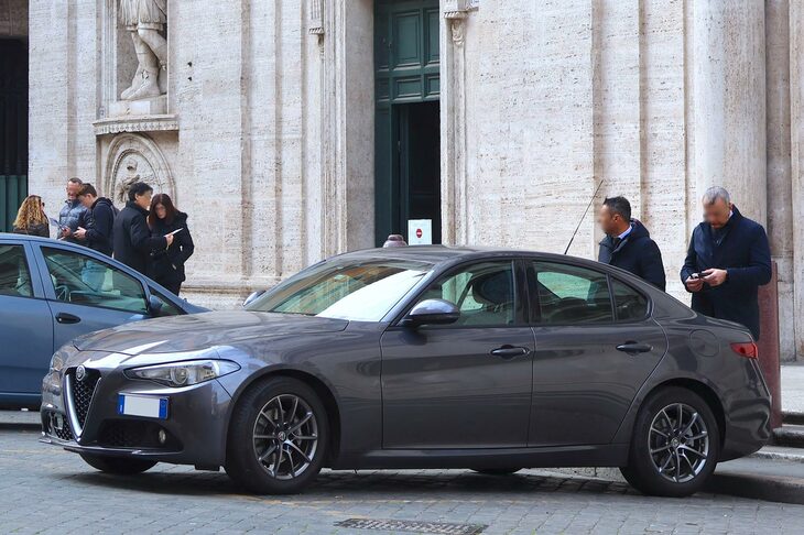 イタリア国会上院近くで。あるじを待つ「アルファ・ロメオ・ジュリア」。2023年2月。