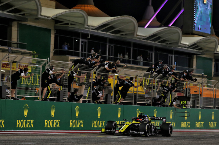 ルノーのエステバン・オコン（写真）は、自身初表彰台となる2位でサキールGPを終えた。エース格のダニエル・リカルドが今季2度ポディウムにのぼっていた一方で、1年のブランクを経て今年F1に復帰したオコンはなかなか好成績を出せずにいた。「タフなレースだったが、報われたよ」と喜びもひとしお。リカルドは5位入賞。残り1戦、コンストラクターズランキング5位のルノーと4位マクラーレンとの差は12点だ。（Photo=Renault Sport）