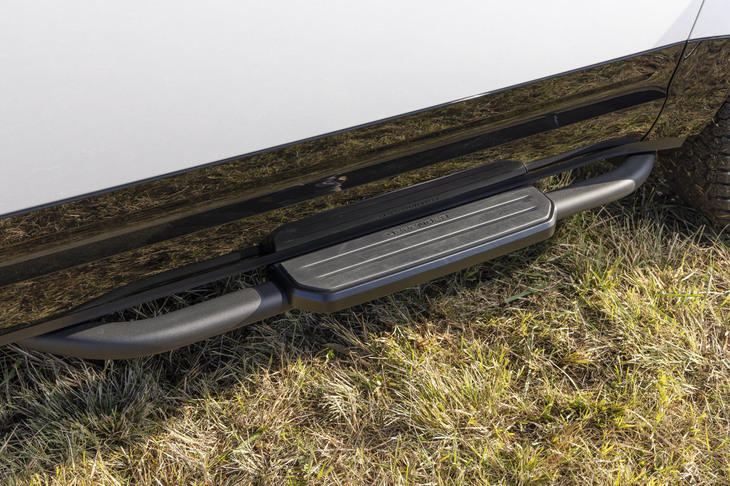 ブラックのフィクスドサイドステップは左右で18万9990円。すねをぶつける可能性はあるが、乗り込みやすくなることに加えて、ルーフキャリアへのアクセスも容易になる。