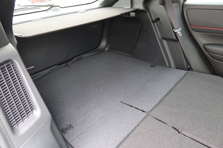 ホンダ・ヴェゼルe：HEV RS（車内から見たラゲッジルーム）