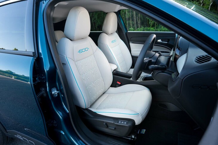 「ラプリマ」に装備される合成皮革のシート。前席はヒーター付きで、運転席にはアクティブランバーサポートや電動調整機構、マッサージ機能が搭載される。