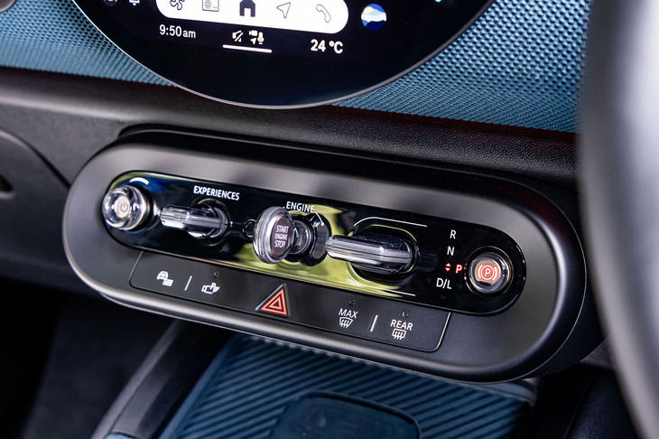 円形のディスプレイ下に配置された「スイッチセンター」。エンジンのON／OFFスイッチやトグルスイッチ形状のATセレクター、「EXPERIENCES」と呼ばれるドライブモード切り替えスイッチなどが集約されている。